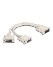 Weißes Adapterkabel mit einem D-Sub-Stecker auf einer Seite und zwei rechteckigen Anschlüssen auf der anderen Seite, das zum Aufteilen oder Umwandeln einer Computerverbindung verwendet wird.