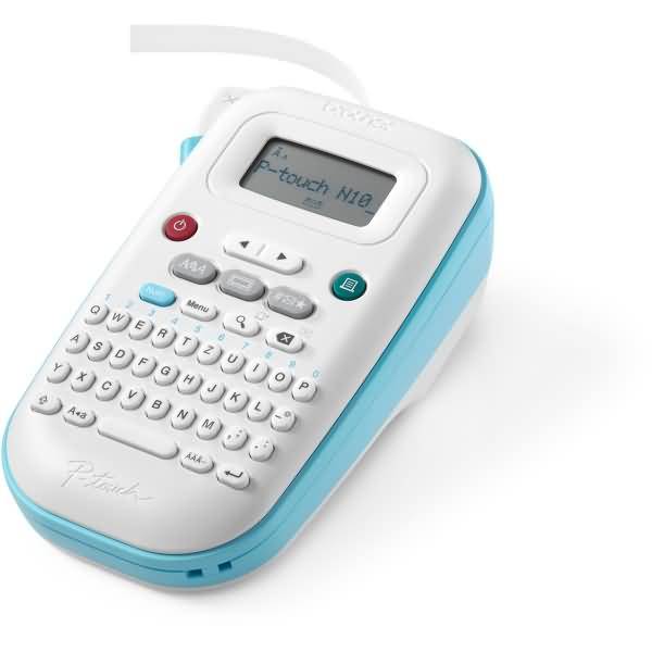 Tragbarer Etikettendrucker mit QWERTY-Tastatur und kleinem Display auf blau-weißem Gehäuse, abgebildet mit eingefügtem weißem Druckband.
