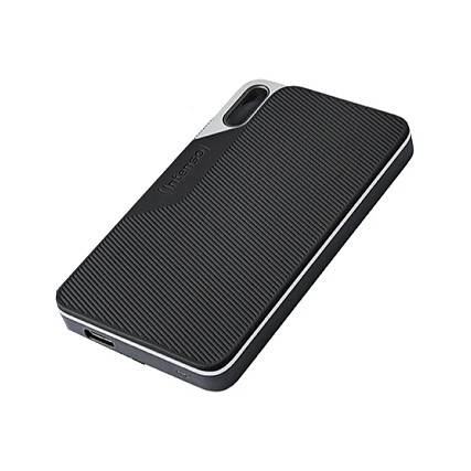 Ein tragbares Festplattenlaufwerk in Schwarz und Silber mit strukturierter Oberfläche, Schrägansicht mit sichtbarem USB-Anschluss, mit der Marke „Iniciso