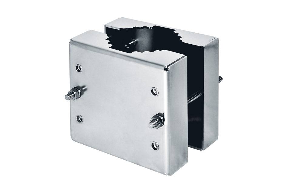 Edelstahlwandhalter oder Gehäuse mit schwarzer Innenöffnung und vier sichtbaren Bolzen.