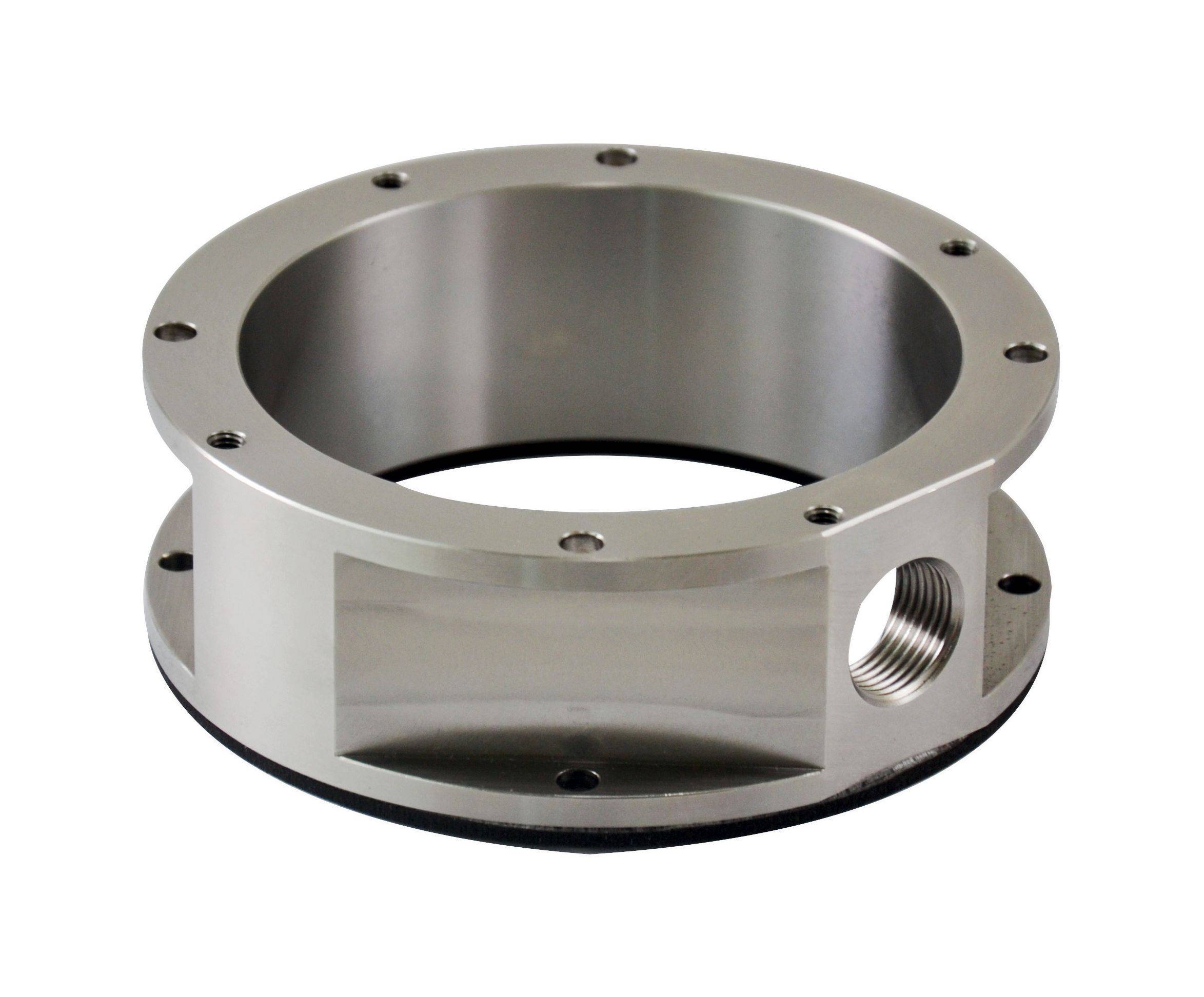 Bearbeiteter Metallflanschring mit großer zentraler Öffnung und seitlichem Gewindeanschluss, gezeigt auf weißem Hintergrund.