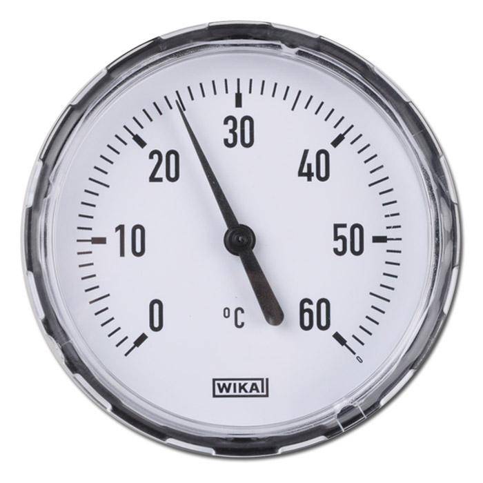 Analoges Thermometer, das etwa 27°C anzeigt, mit einem runden WIKA-Zifferblatt mit einer Markierung von 0 bis 60 Grad Celsius.