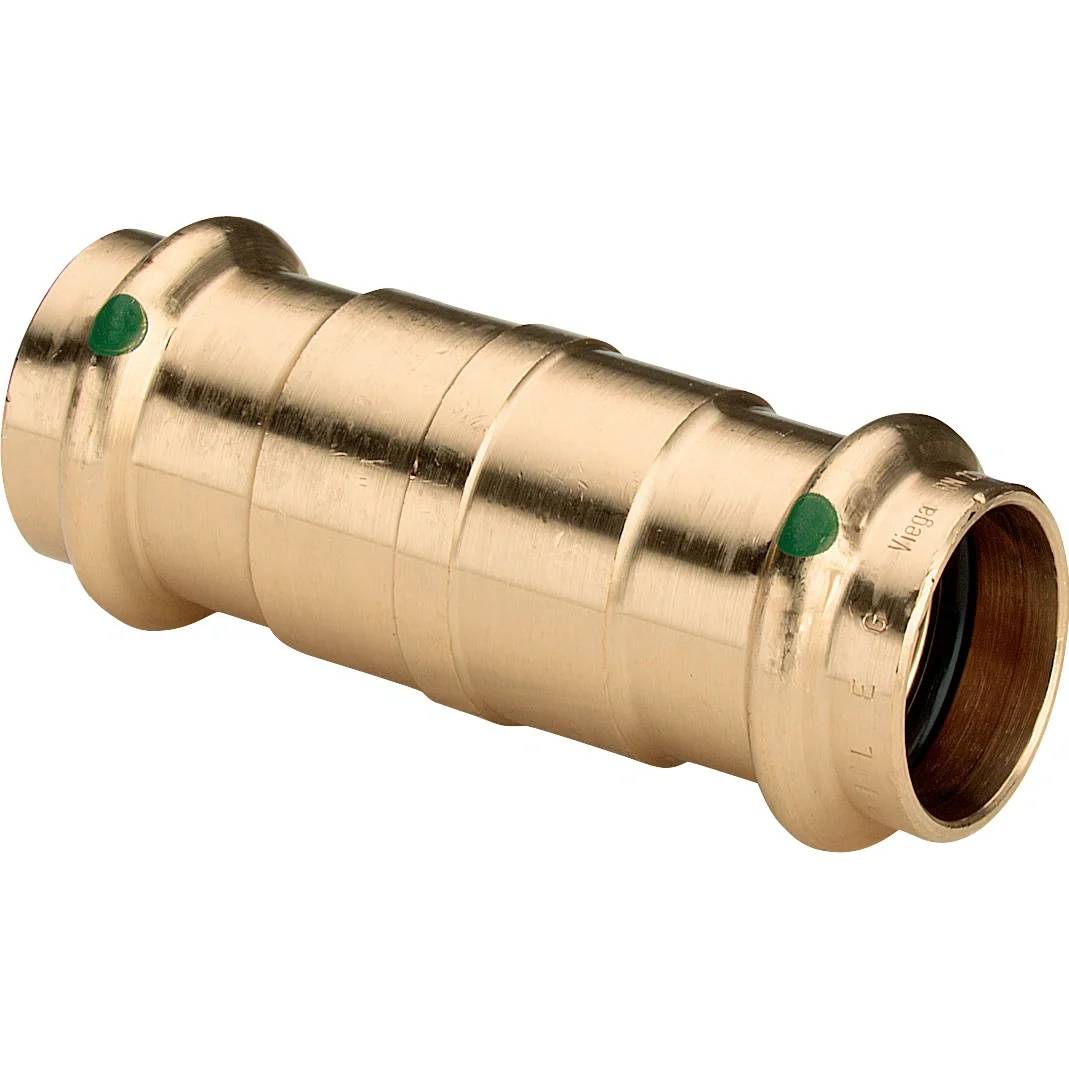 Messing-Rohrkupplung in Zylinderform mit grünen Ausrichtungspunkten auf weißem Hintergrund.