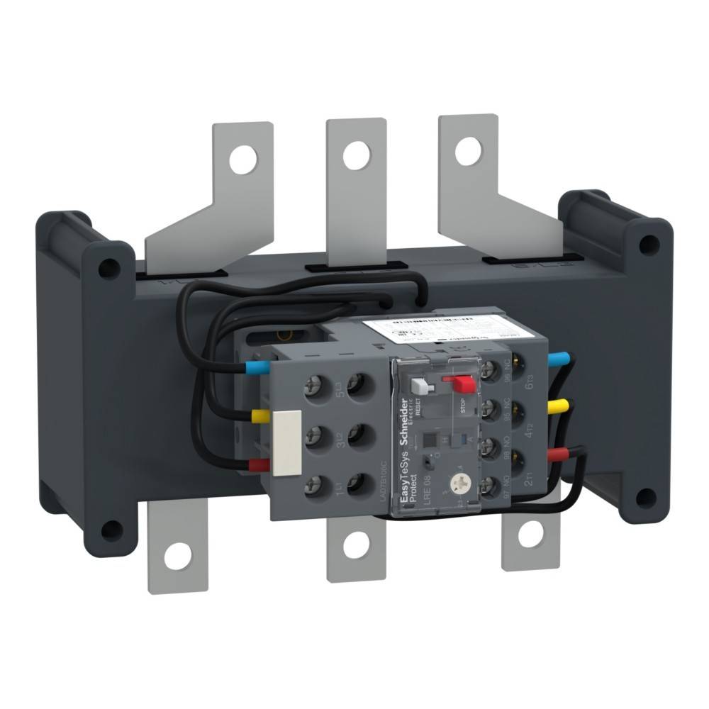 Dreiphasiger Transformator in einem rechteckigen Gehäuse mit sichtbarer Verkabelung und Anschlüssen, geeignet für industrielle elektrische Anwendungen.