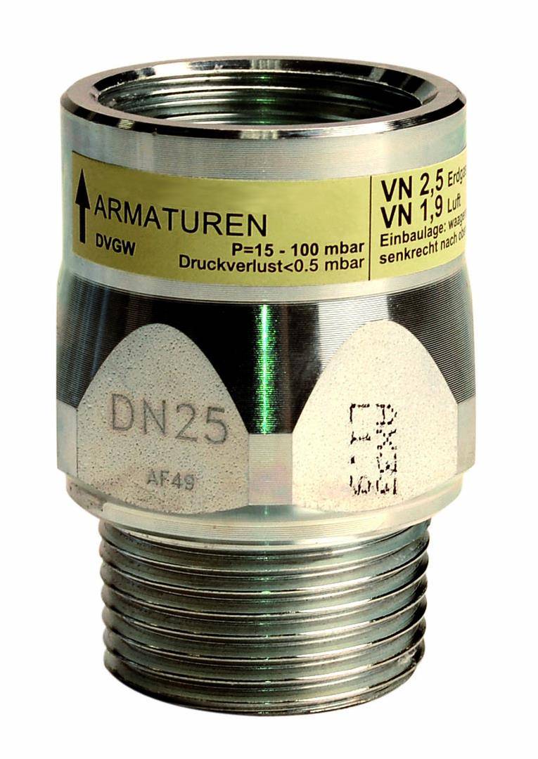 Nahaufnahme einer Metallleitungsarmatur mit der Beschriftung 