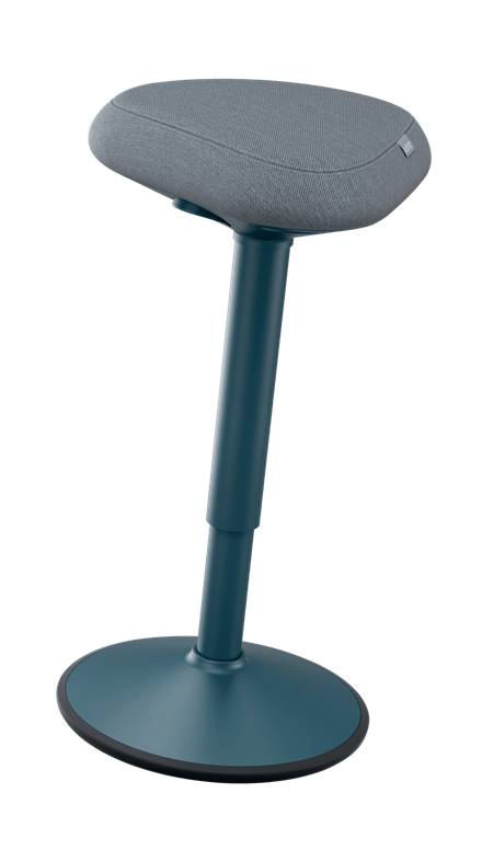 Moderner verstellbarer Stehschreibtisch-Stuhl mit grauem gepolstertem Sattel-Sitz und blauem Fußgestell auf schwarzem Hintergrund.