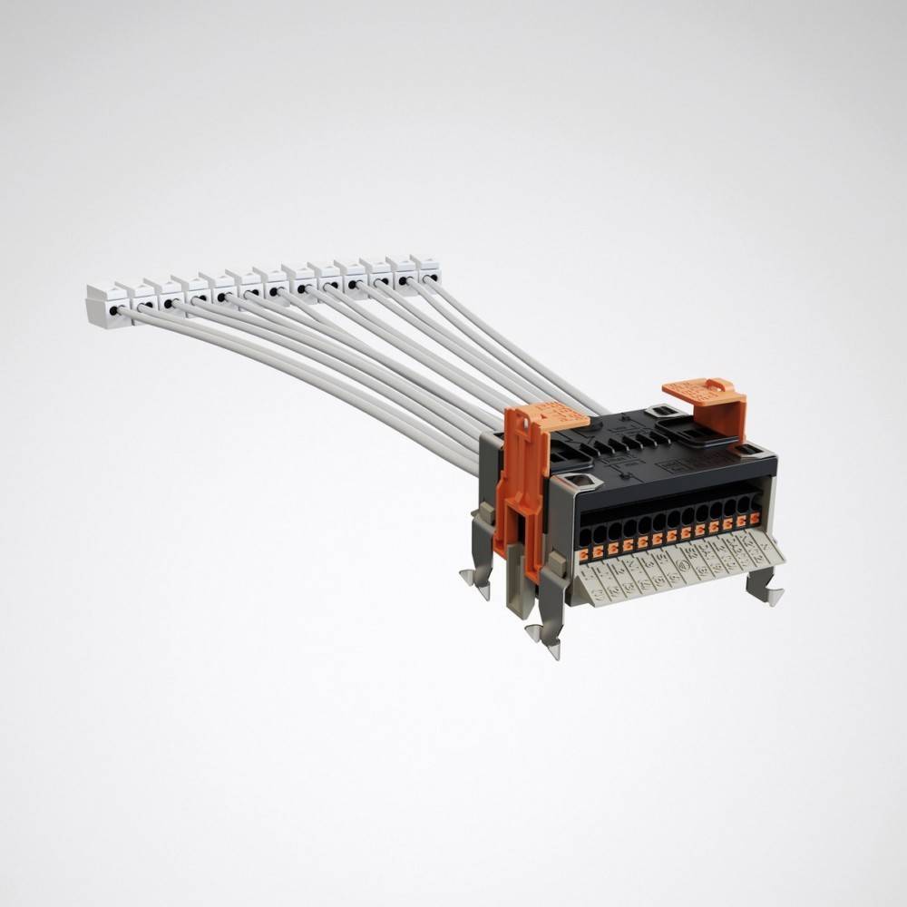 Ein modularer elektrischer Stecker mit mehreren weißen Kabeln, der mit orangefarbenen Verriegelungshebeln ausgestattet ist. Entwickelt für sichere Kabelverbindungen.