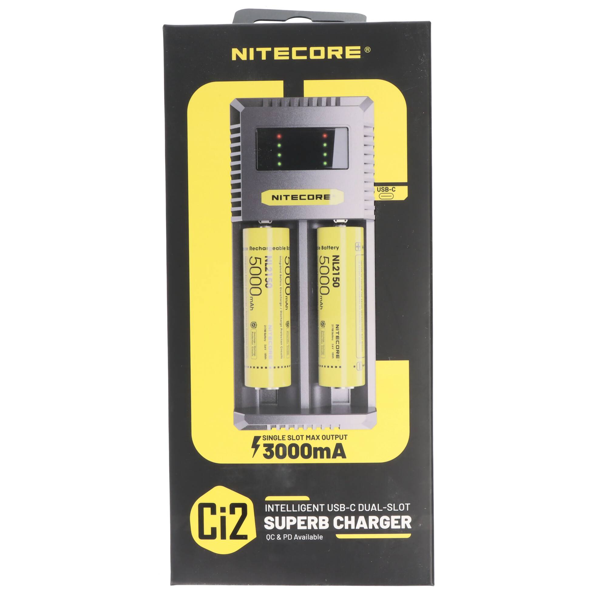 Nitecore Ci2 intelligentes USB-C Dual-Slot-Ladegerät in Einzelhandelsverpackung mit zwei gelben Batterien im Inneren dargestellt