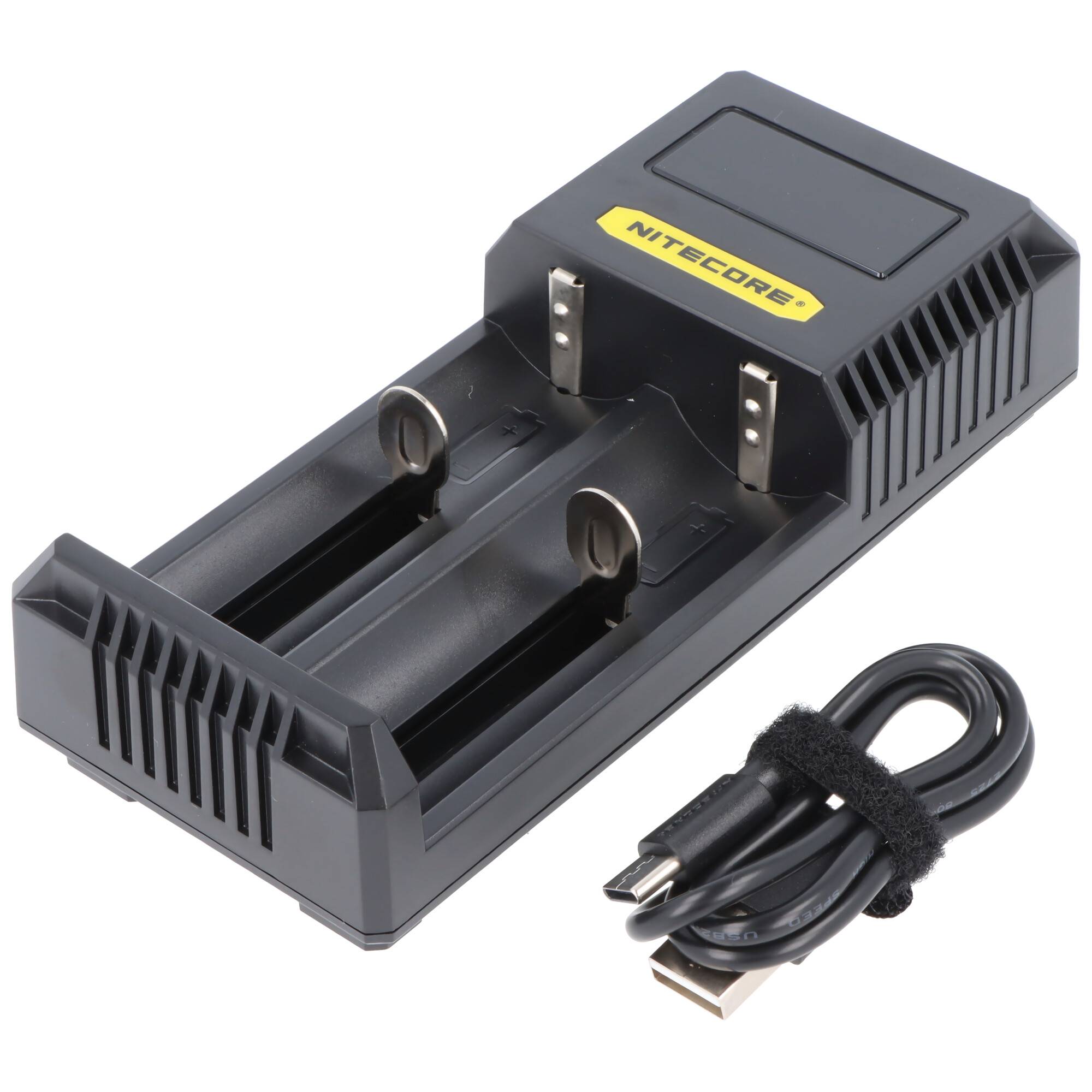 Schwarzes Nitecore Dual-Slot-Ladegerät für Batterien mit USB-Kabel, gezeigt vor weißem Hintergrund.