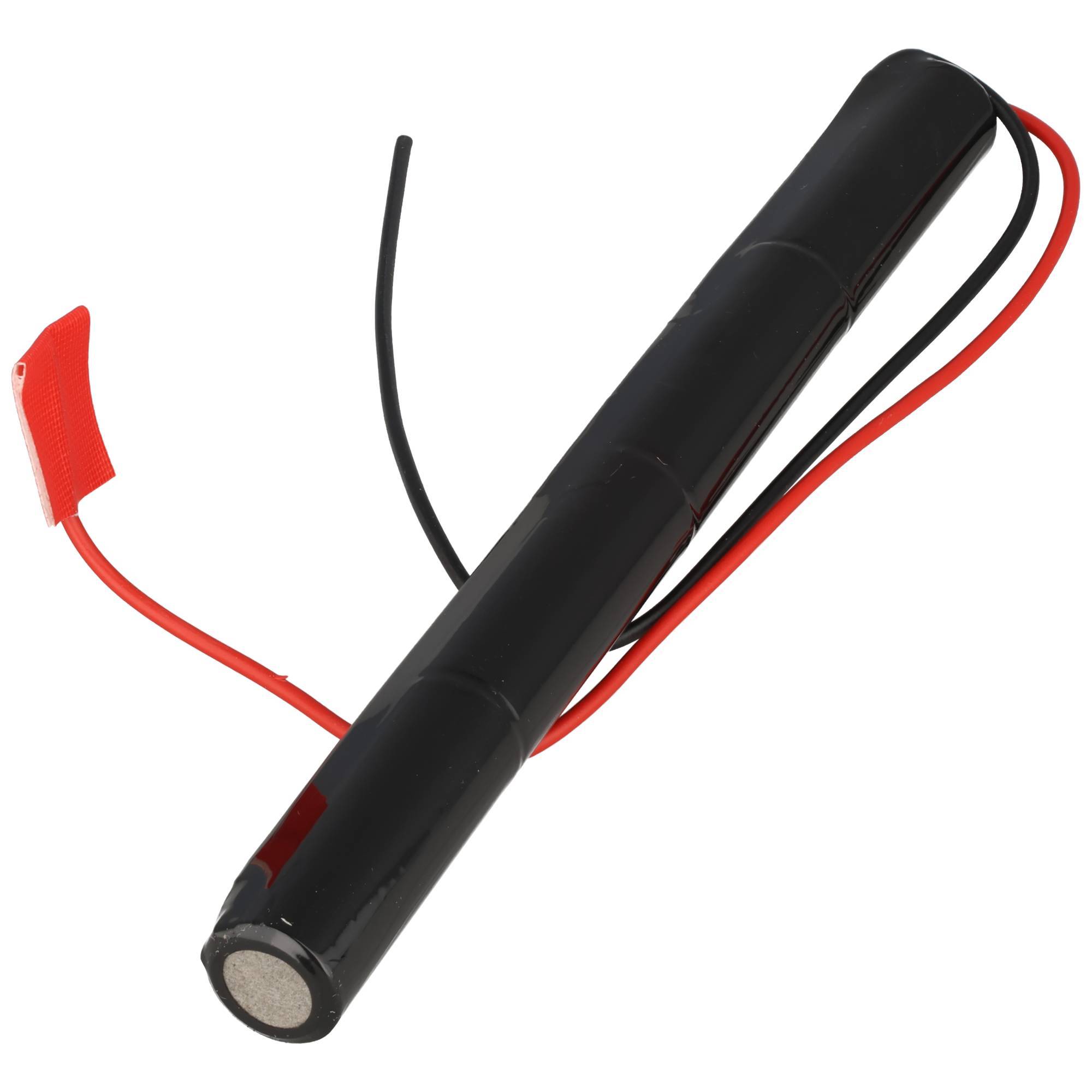 Schwarzer zylindrischer Batteriepack mit roten und schwarzen Drähten und einem Stecker, isoliert auf weißem Hintergrund.