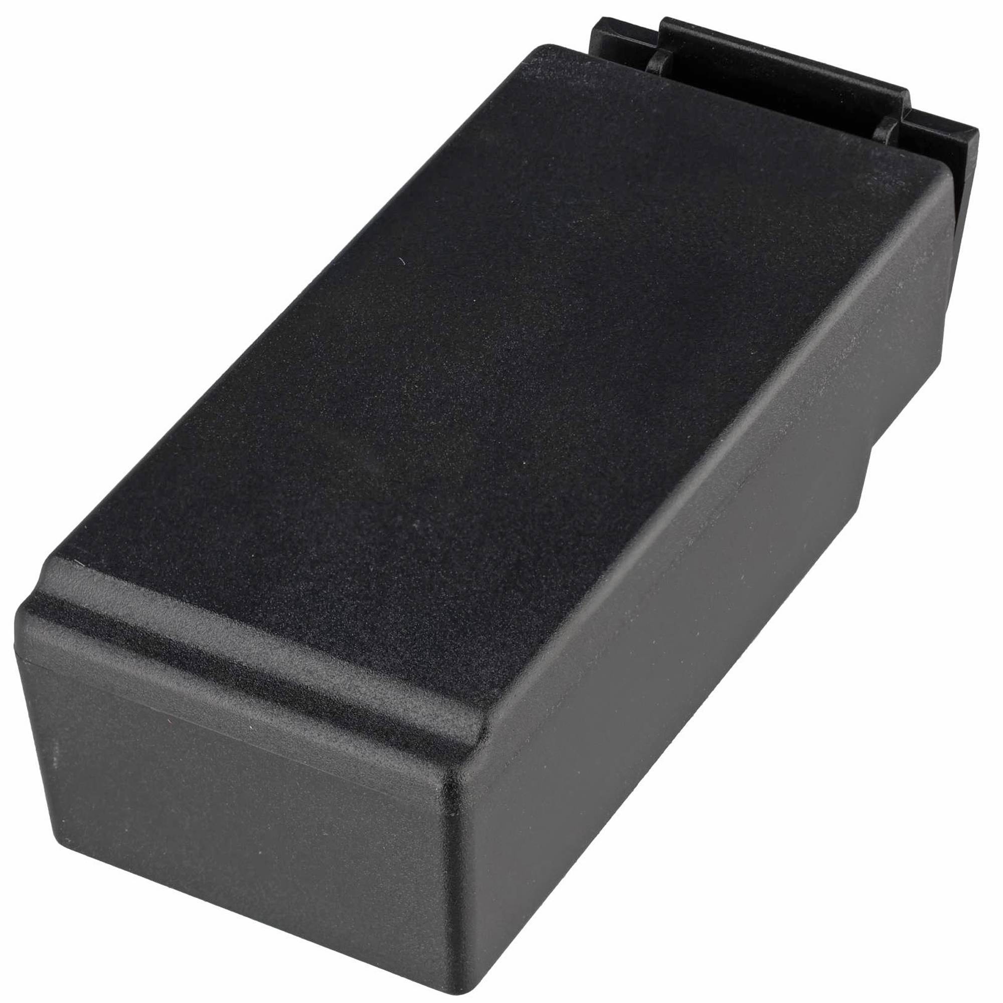 Schwarzes rechteckiges Kunststoff-Elektrostecker oder Adapter-Gehäuse mit einer kleinen Lasche an einem Ende, auf weißem Hintergrund abgebildet.