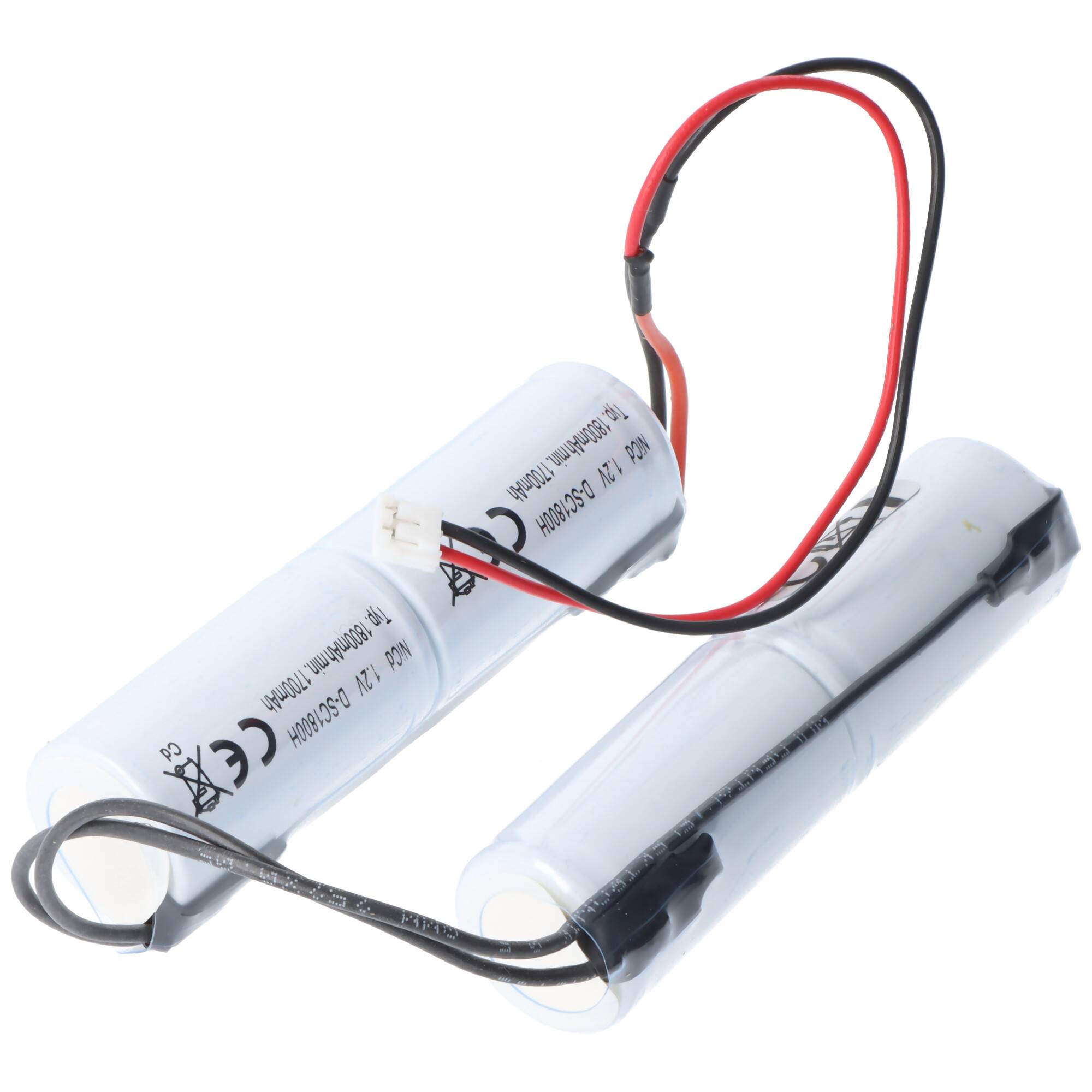 Zwei zylindrische wiederaufladbare Batteriezellen, die durch rote und schwarze Drähte verbunden sind, isoliert auf weißem Hintergrund.