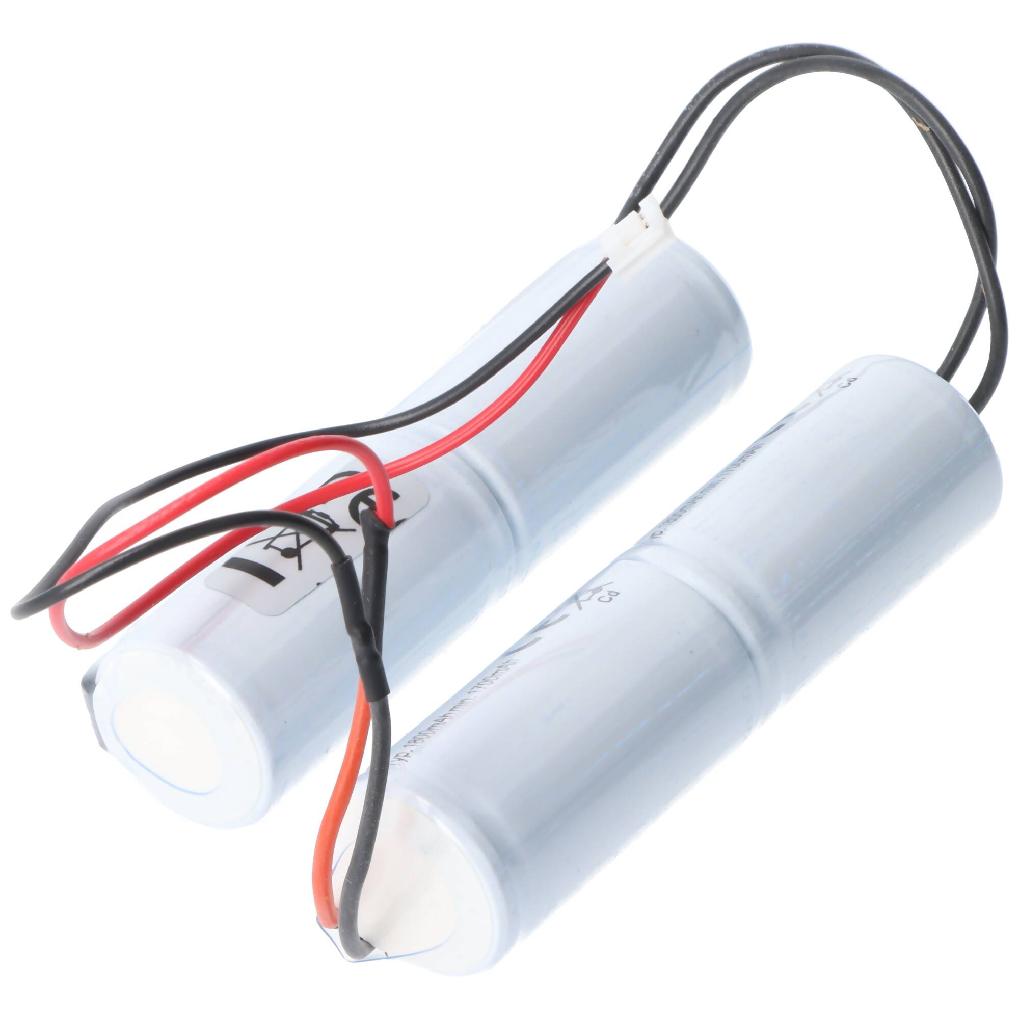 Zwei zylindrische Batteriezellen mit angebrachten roten, schwarzen und orangen Drähten, gezeigt auf weißem Hintergrund.