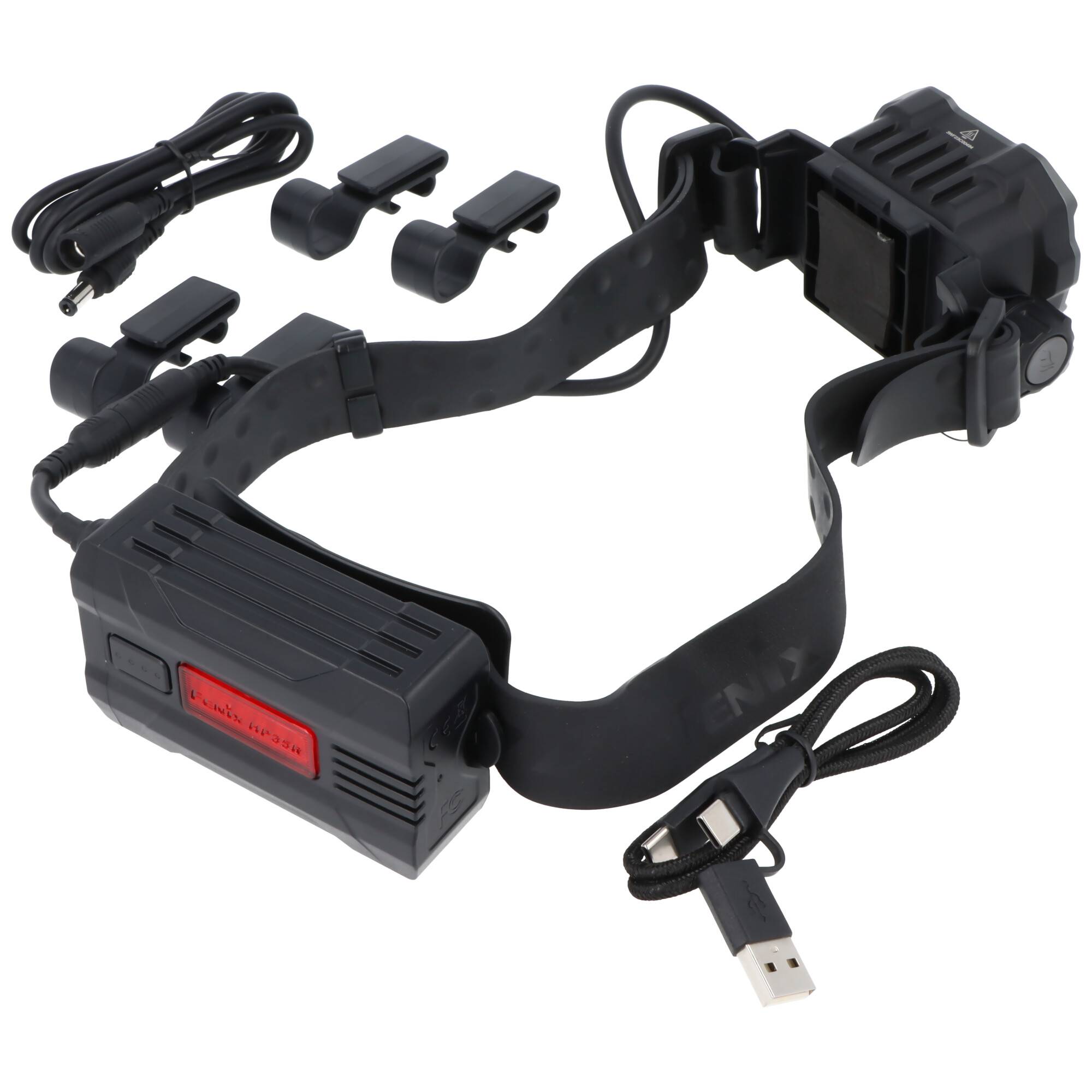 Schwarzes tragbares elektronisches Gerät mit verstellbarem Riemen, USB-Ladekabel und kleinen Montageklammern auf weißem Hintergrund dargestellt.