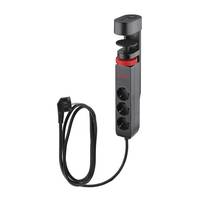 Ein schwarzes Steckerleiste mit drei Steckdosen und einem langen Kabel, das mit einer verstellbaren Klemmvorrichtung zur Befestigung an einer Tischkante konzipiert ist.