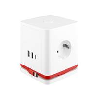 Ein weißer und roter Mehrfachstecker mit mehreren Steckdosenausgängen und USB-Anschlüssen, konzipiert zum Laden verschiedener elektronischer Geräte.
