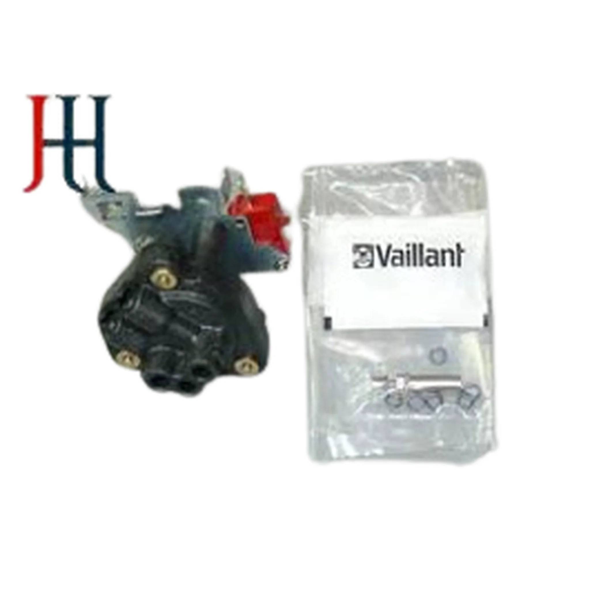 Vaillant-Austauschpumpeneinheit mit schwarzem Pumpenkopf, Metallfittings und verpackten Teilen auf weißem Hintergrund.