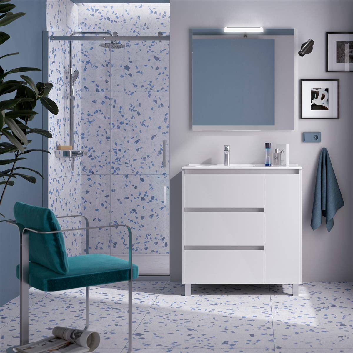 Modernes Badezimmer mit begehbarer Dusche, weißem Waschtisch, beleuchtetem Spiegel, türkisfarbenem Stuhl und Handtüchern sowie gefliestem Boden und Wänden mit Sprenkeleffekt.