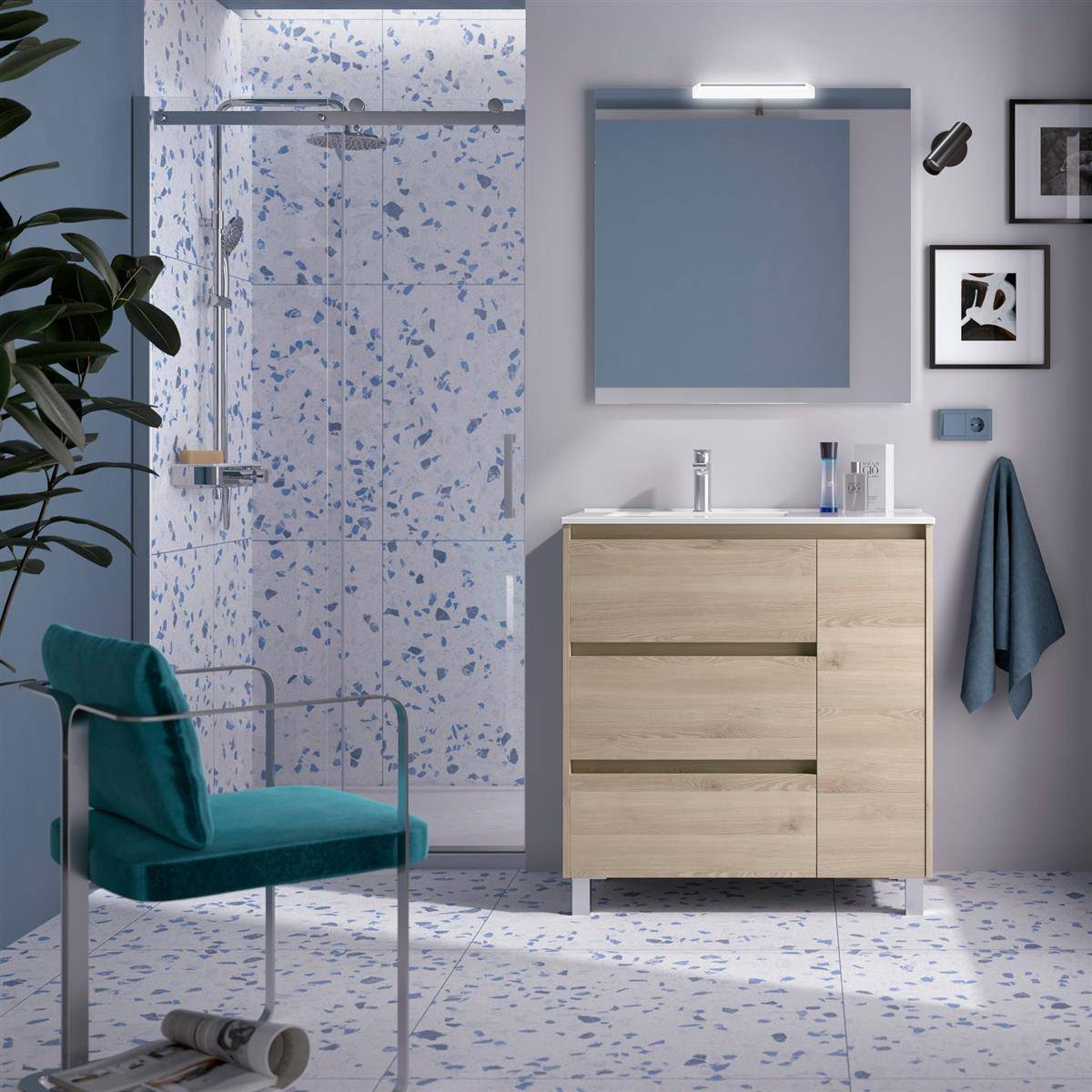 Modernes Badezimmer mit Glassdusche, türkisfarbenem Stuhl, heller Holzwaschtisch, Wandspiegel und Handtuch in einem grau-blauen Farbschema.