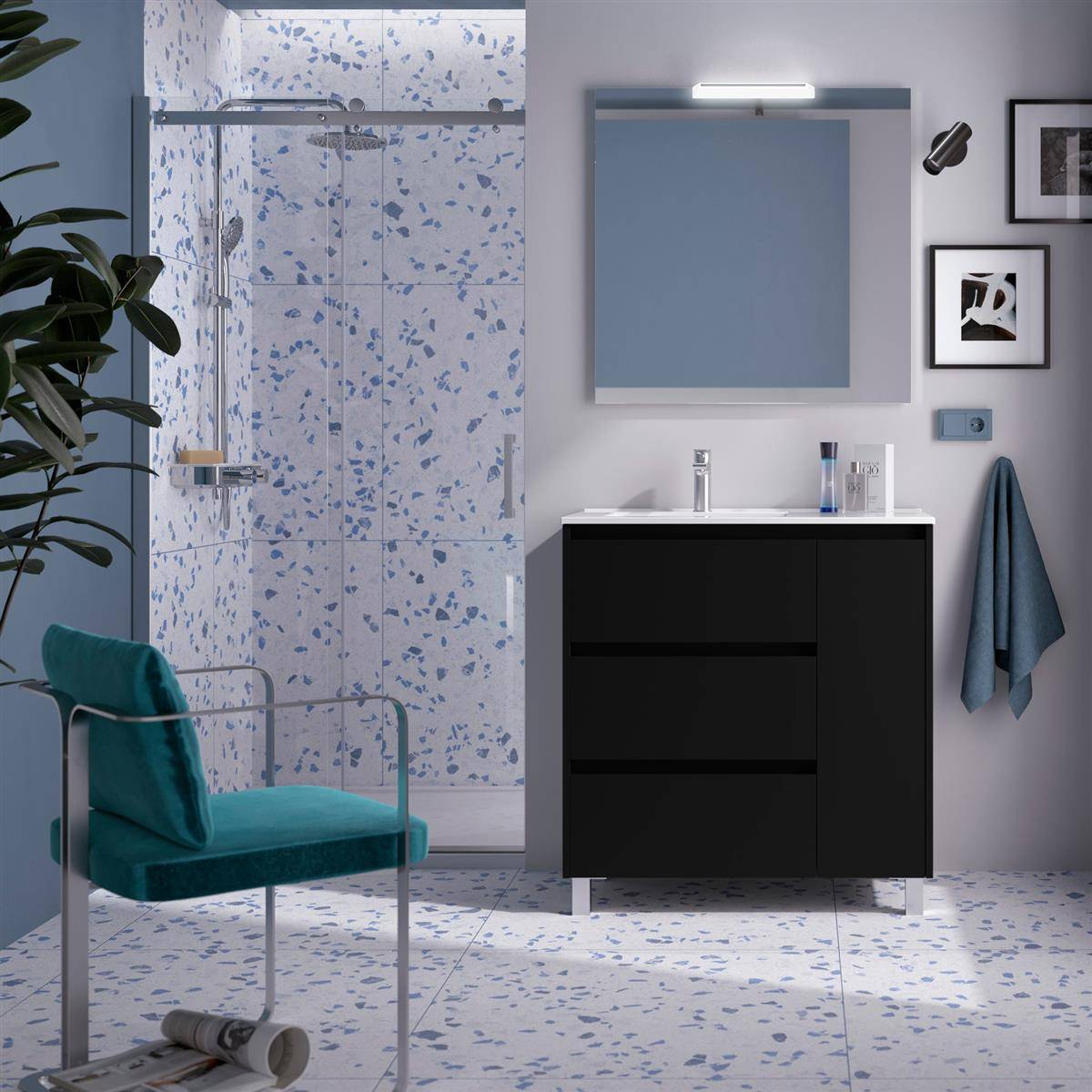 Modernes Badezimmer mit gefliesenter Dusche, schwarzem Waschtisch, beleuchtetem Spiegel, Sessel und Handtüchern in Petrol sowie Wandkunst in Rahmen.