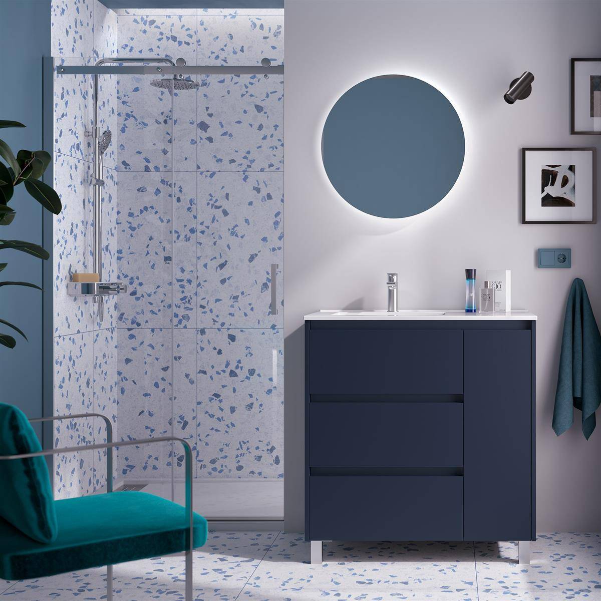 Modernes Badezimmer mit einer Glasdusche mit Sprenkeleffekt, rundem Spiegel über einem dunklen Waschtisch und Teal-Stuhl, das ein sauberes, minimalistisches Design zeigt.