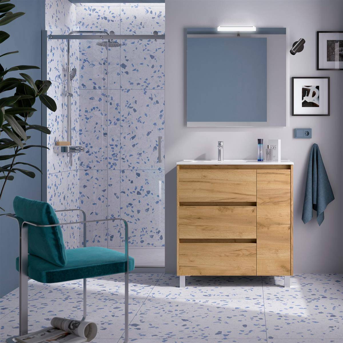 Modernes Badezimmer mit Glasdusche, türkisfarbenem Stuhl, Holzwaschtisch und Wandspiegel.