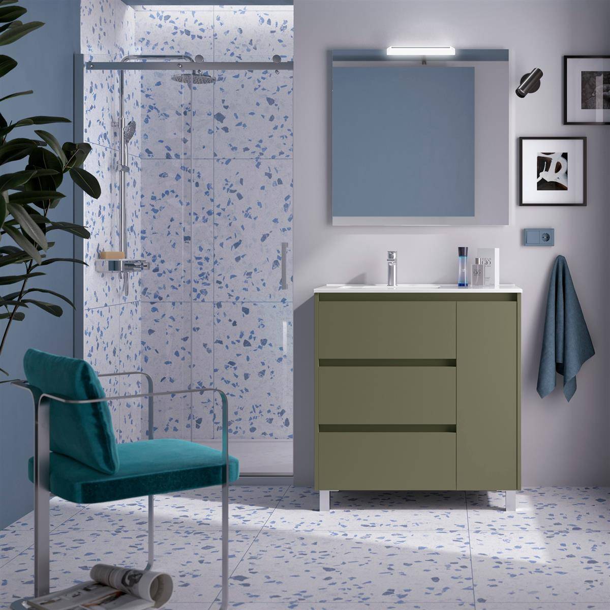 Modernes Badezimmer mit Glassdusche, olivefarbigem Waschtisch, beleuchtetem Spiegel, türkisfarbenem Stuhl, Handtuch und Topfpflanze.