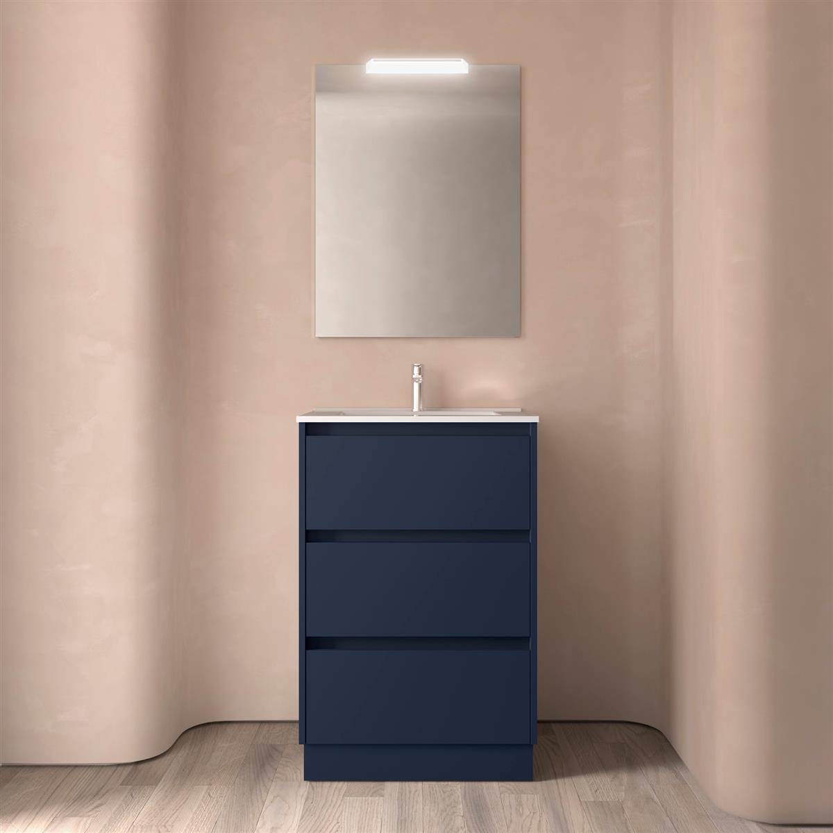 Modernes Badezimmer-Waschtischset in Marineblau mit Waschbecken und Spiegelschrank, zentriert gegen beige geschwungene Wände und hellem Holzboden.