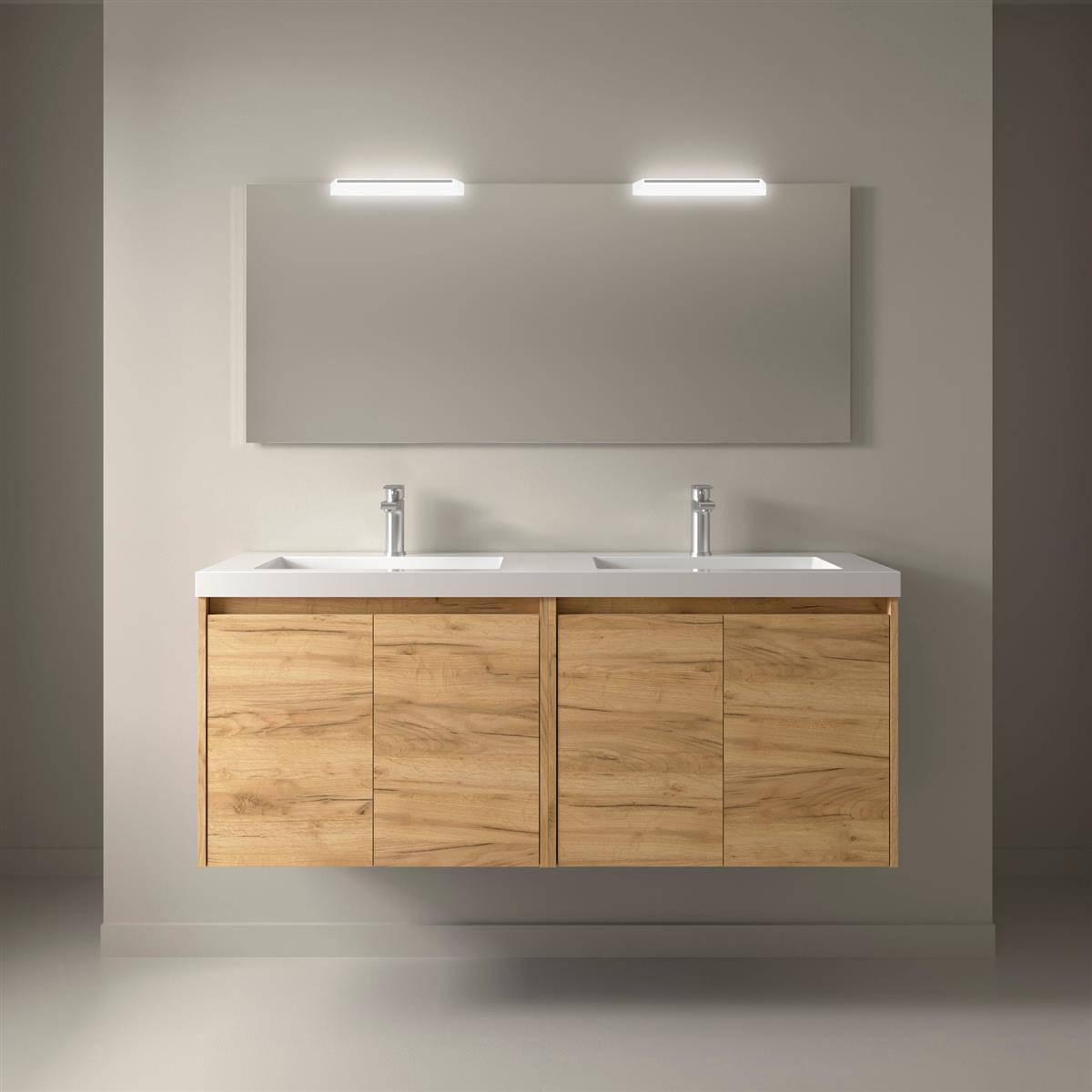 Modernes Badezimmer-Waschtisch mit Doppelwaschbecken, Holzschrank, Wandspiegel und zwei beleuchteten Wandleuchten an einer neutralen Wand.