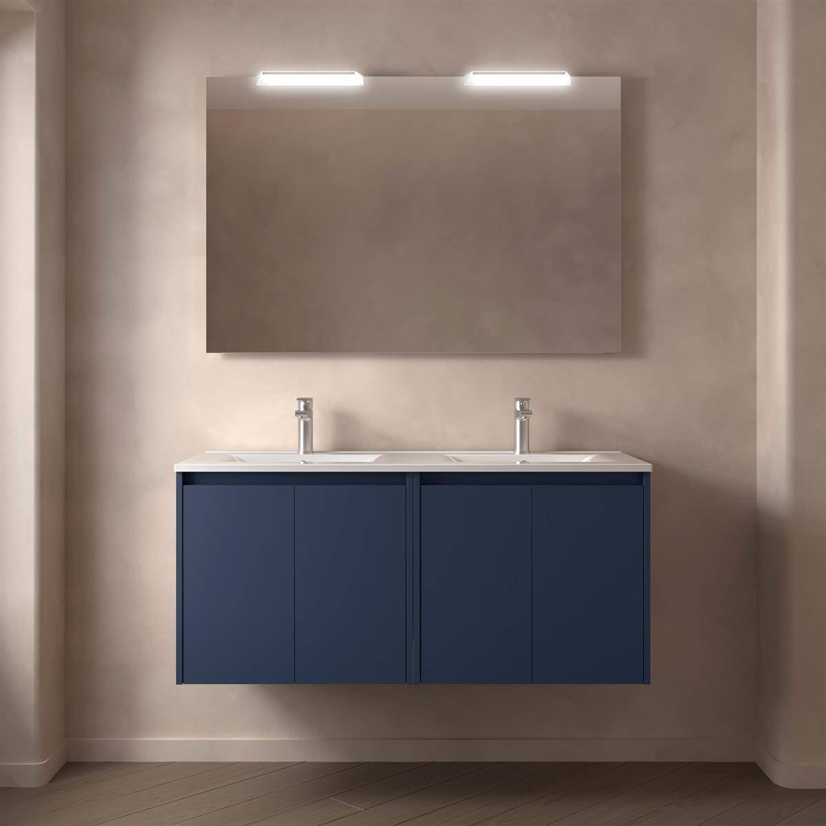 Modernes Badezimmer-Waschtisch mit großem Spiegel über einem blauem wandmontiertem Schrank und zwei Waschbecken unter schlanken Leuchten.