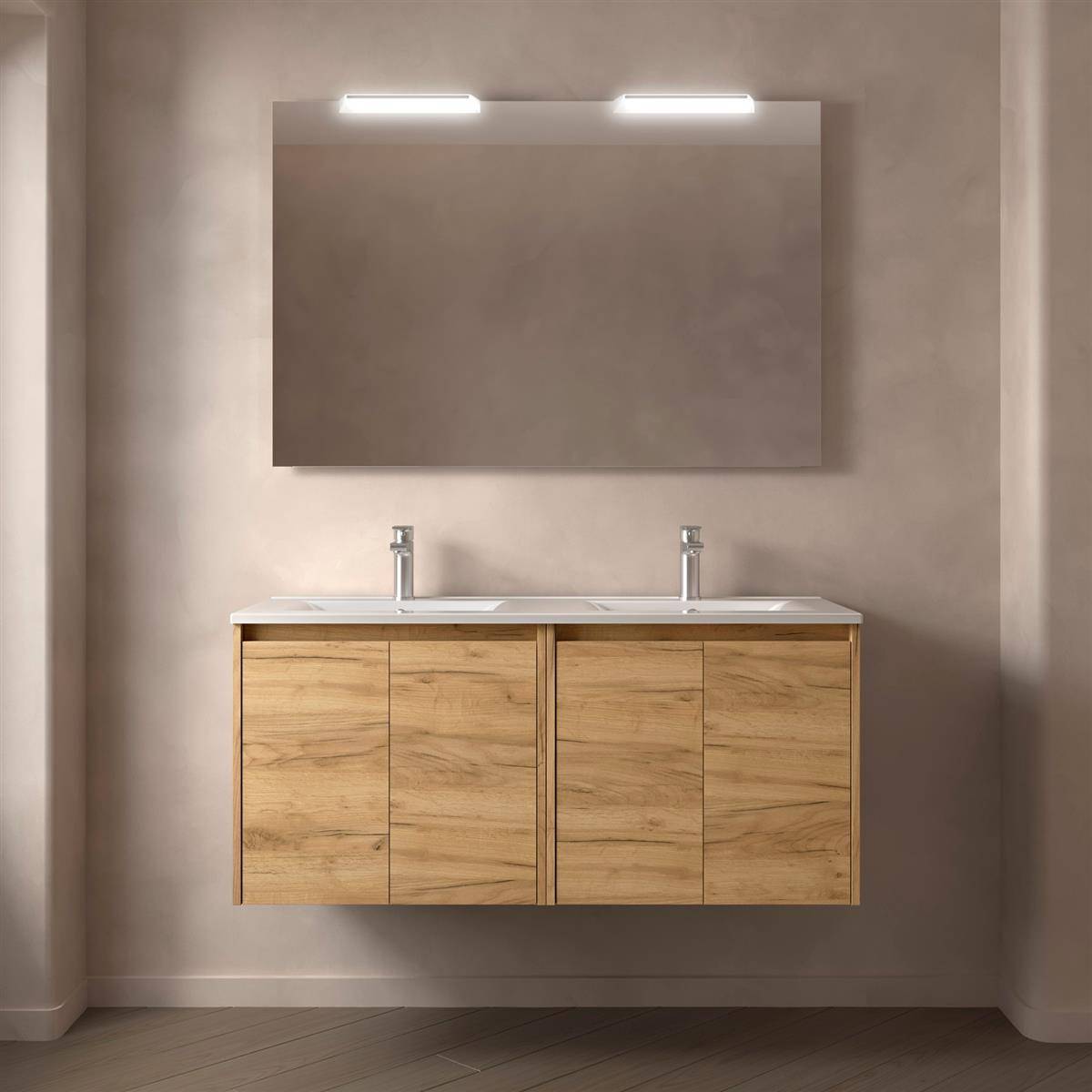 Modernes Badezimmerwaschtisch mit Doppelwaschbecken, Holzschrank, großem Spiegel und zwei Wandleuchten an einer beigen Wand.
