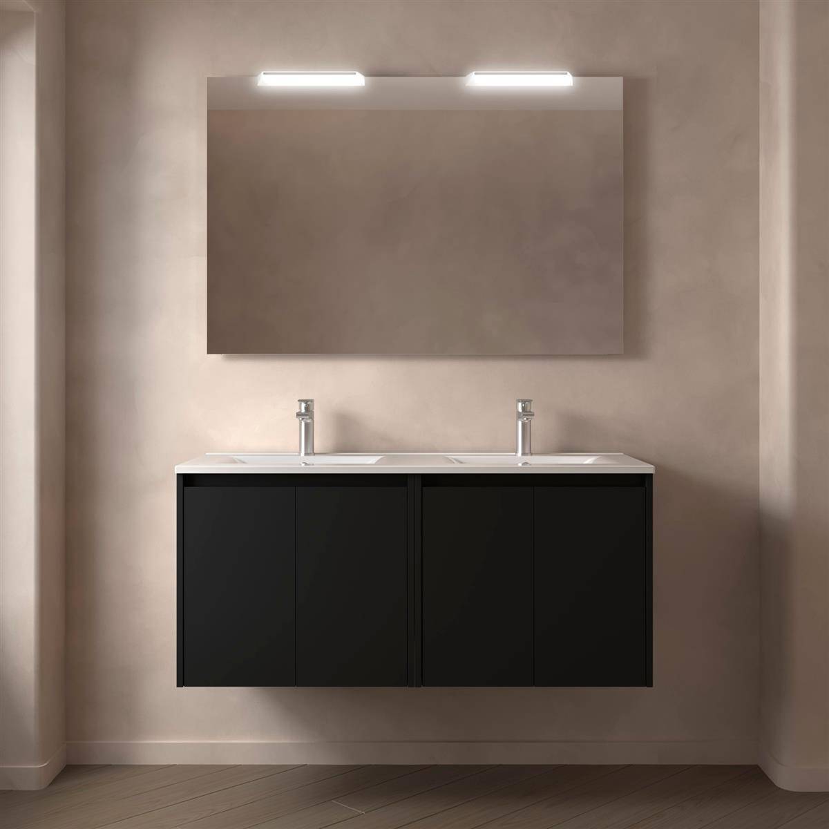 Modernes Badezimmerschränkchen mit Doppelwaschbecken, großem Spiegel und zwei Leuchten darüber, an einer beigen Wand und Holzboden.