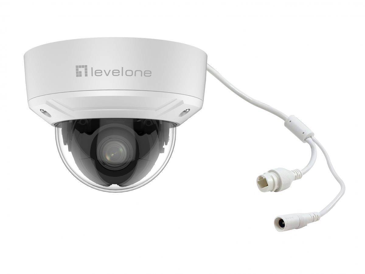 Weiße LevelOne-Domenkamera mit sichtbaren Strom- und Videokabeln auf neutralem Hintergrund.