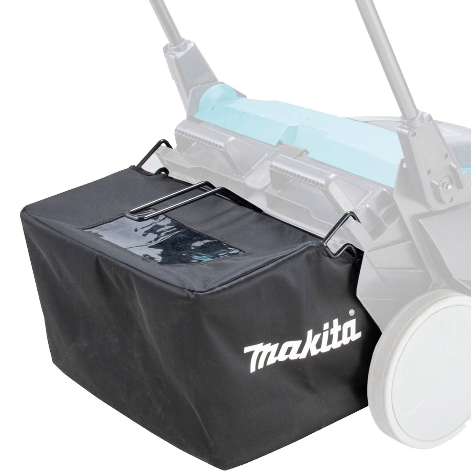 Ein Rasenmäher mit einem abnehmbaren schwarzen Grasfangbehälter, auf dem das Makita-Logo zu sehen ist. Der Behälter befindet sich am Heck des Rasenmähers.