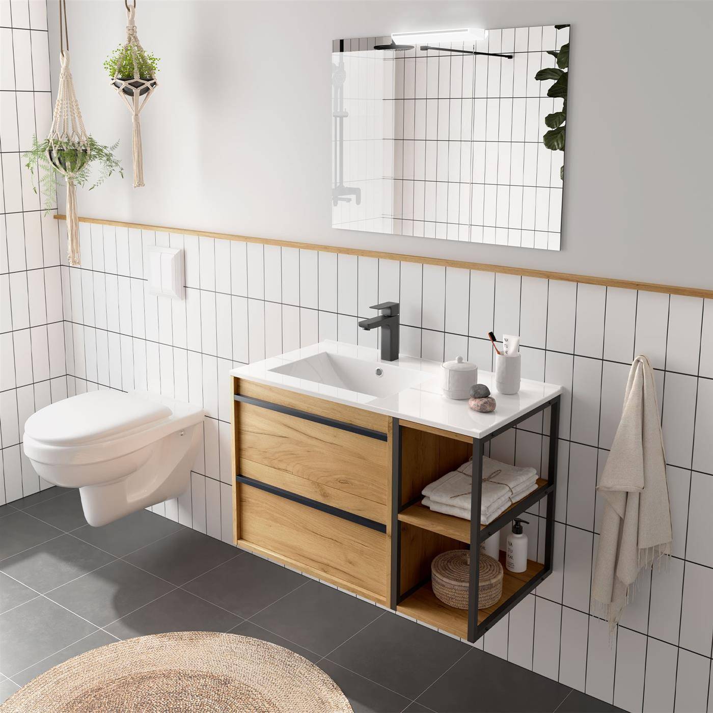 Modernes Badezimmer mit an der Wand montierter Toilette, Waschtischunterschrank mit Waschbecken, Spiegel, gefliesten Wänden, hängenden Pflanzen und rundem Teppich.