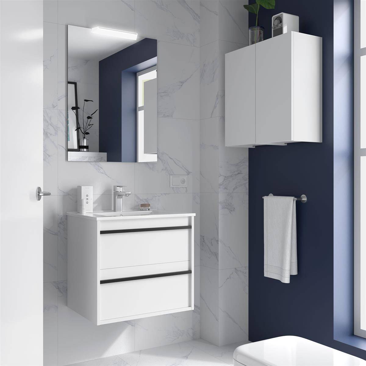 Modernes Badezimmer mit an der Wand montiertem weißem Waschtisch, Spiegel, Schrank, Handtuchhalter und großem Fenster an Marmor- und dunkelblaunen Wänden.