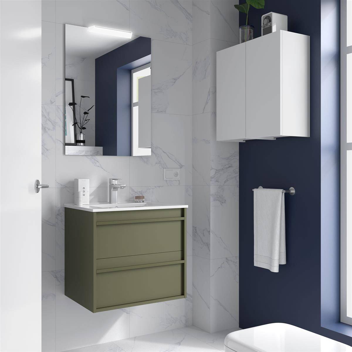 Modernes Badezimmer mit schwebendem Olivenwaschbecken, Spiegel, Waschbecken, weißem Wandschrank, Handtuchhalter und marmoraussehenden Wänden mit dunkelblauen Akzenten.