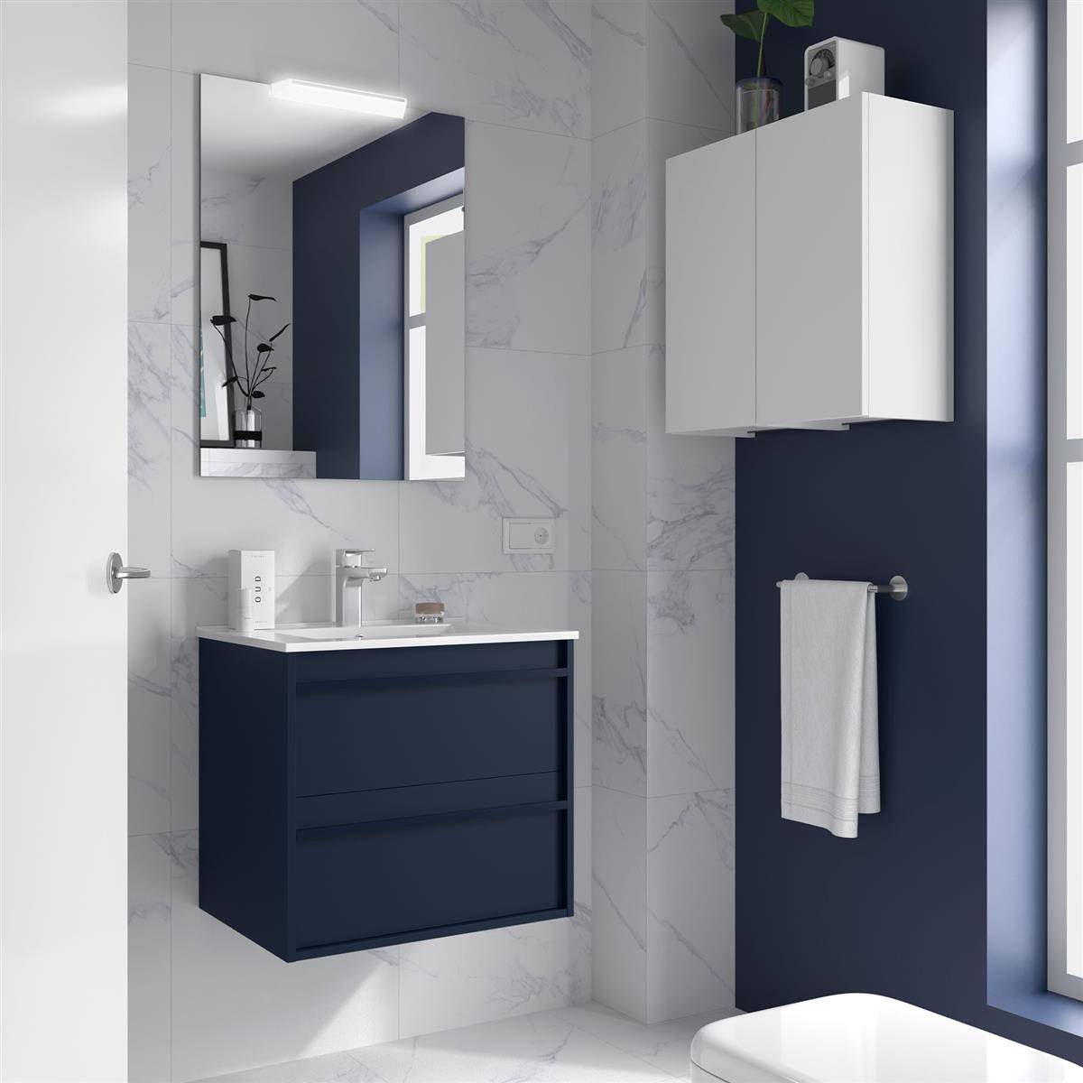 Modernes Badezimmer mit dunkelblauem schwebendem Waschtisch, Waschbecken und Spiegel, Wandschrank, Handtuchhalter und Wänden sowie Boden mit Marmor-Optik.