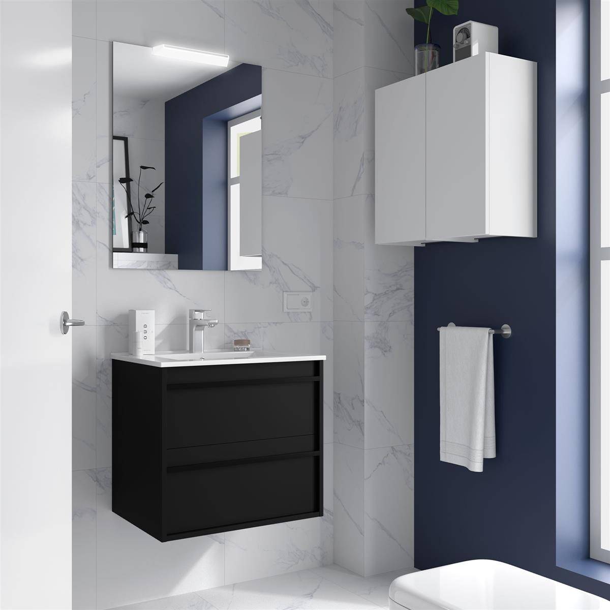 Modernes Badezimmer mit schwebendem schwarzem Waschtisch, Spiegel, Waschbecken, Wandschrank, Handtuchhalter und blauer Akzentwand neben einem Fenster.