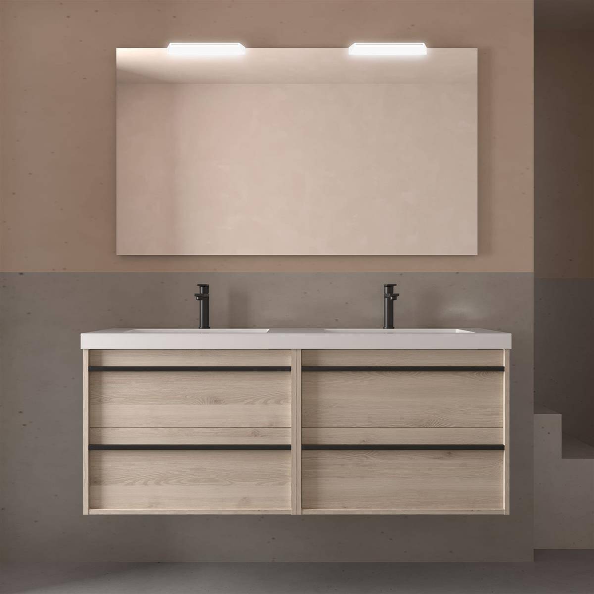 Modernes Badezimmerelement mit Doppelwaschbecken, Wandspiegel und zwei beleuchteten Leuchten über einem Schrank aus hellem Holz an einer neutralen Wand.