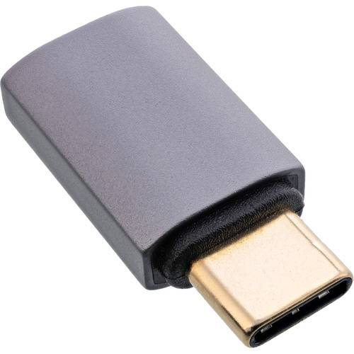 Eine Nahaufnahme eines silber- und goldenen USB Typ-C Adapters, der leicht nach rechts geneigt auf einem weißen Hintergrund liegt.