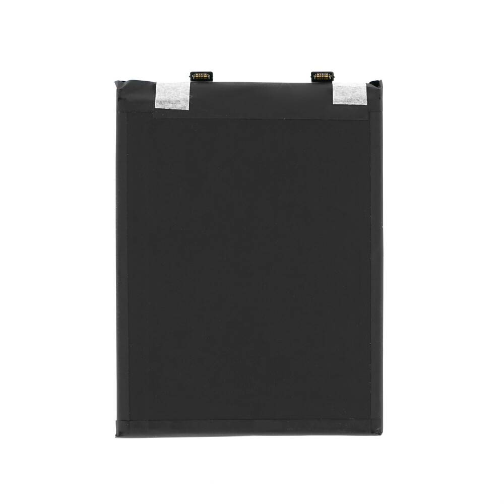 Eine schwarze rechteckige Lithium-Ionen-Batterie von vorne betrachtet, mit silbernen Anschlüssen oben, vor weißem Hintergrund.