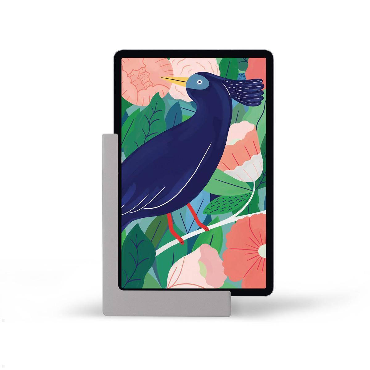 Ein Tablet, das eine farbenfrohe Illustration eines blauen Vogels mit einer gefiederten Haube zeigt, vor einem Blumenhintergrund mit verschiedenen Blumen und Blättern.
