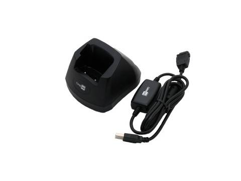 Schwarze Ladestation mit USB-Kabel und Netzteil für ein tragbares Gerät, gezeigt auf weißem Hintergrund.