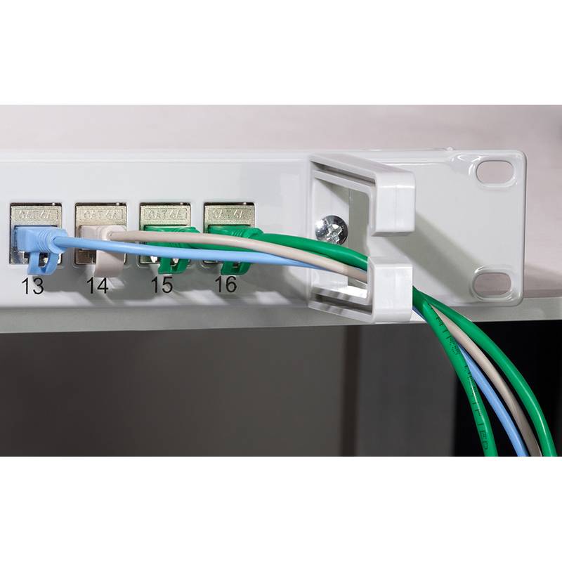 Netzwerkkabel, die in Anschlüsse mit den Bezeichnungen '13', '14', '15' und '16' an einem Patch-Panel eingesteckt sind, wobei grüne, blaue und weiße Kabel angeschlossen sind.