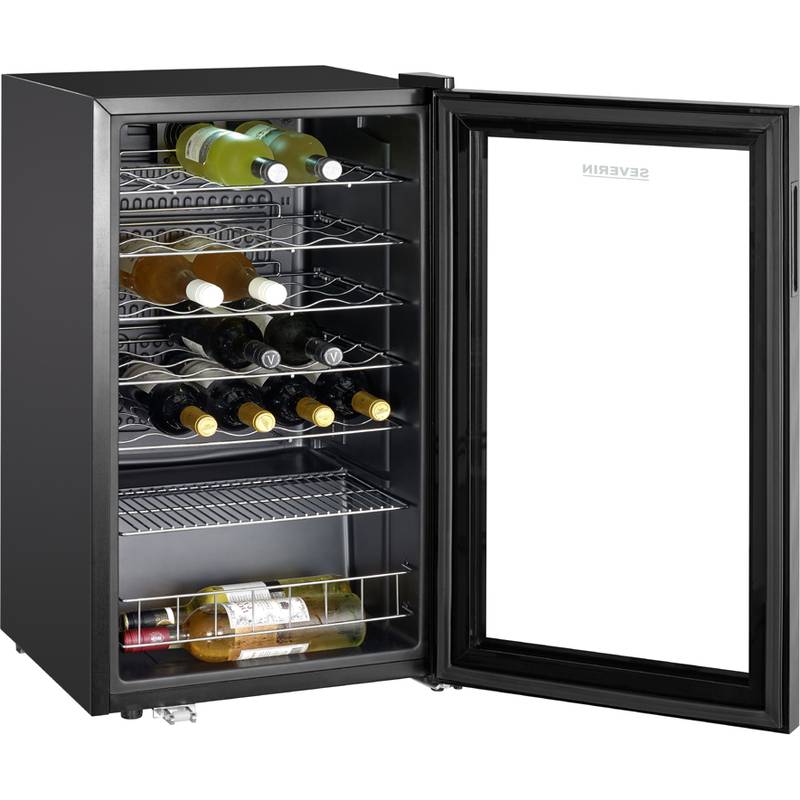 Ein schwarzer Weinkühlschrank mit Glastür steht offen und zeigt sieben Weinflaschen, die auf horizontalen Einschüben gelagert sind, wobei zusätzlicher Lagerplatz unterhalb der Flaschen vorhanden ist.