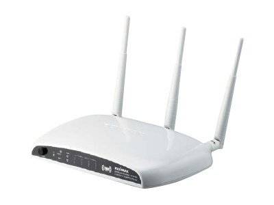 Weißer kabelloser Router mit drei Antennen und vorderen Statusleuchten auf einfachem Hintergrund.