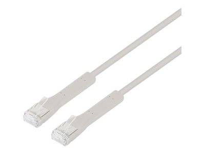 Zwei weiße Ethernet-Netzwerksteckerverbinder mit angeschlossenen Kabeln auf einfachem Hintergrund.