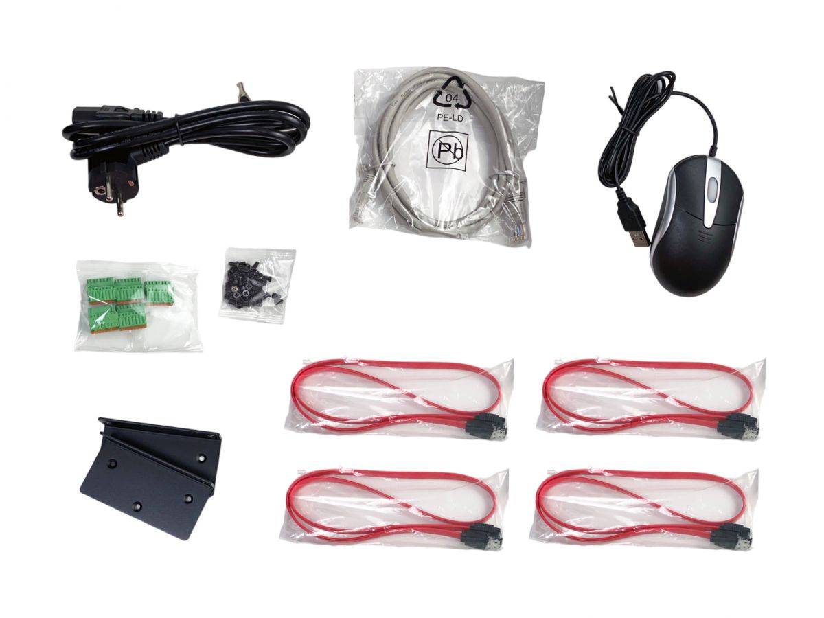 Verschiedene Computerzubehörteile und Kabel auf weißem Hintergrund angeordnet, einschließlich einer Maus, eines Stromkabels, roter Kabel, einer Drahtspule, in Kunststoff verpackten Teilen und einer schwarzen Befestigungshalterung.