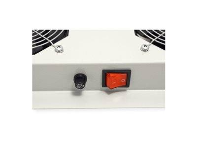 Eine Nahaufnahme eines elektrischen Geräts, das einen roten Ein-/Ausschalter und einen kleinen schwarzen Drehknopf neben einem Kühlventilator zeigt.